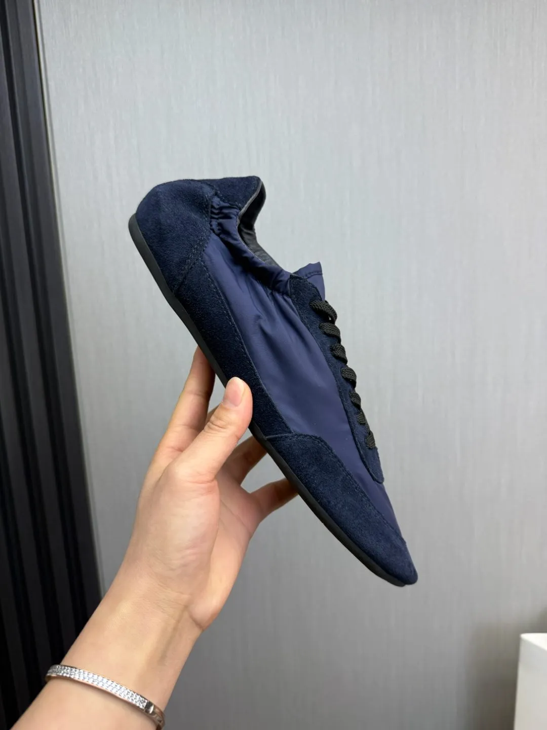 Men's Shoes💰500💰Men's PRADA 2025 Early Spring Collapse New Sports Shoes Moral Training Shoes Collapse's name comes from the fact that it can be easily put on and taken off with bare hands ~ The light and comfortable features create a more relaxed and casual look, and the side elastic design can be worn twice! Super comfortable catwalk sneakers, as thin and light as ballet slippers, as comfortable as sneakers, comfortable and super light on the feet. Fabric: frosted cowhide leather spliced ​​with nylon cloth, cowhide foot pads, men's size 38-45